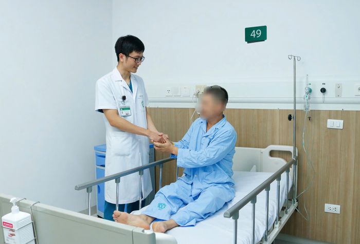 Nhờ được cấp cứu và xử trí kịp thời, người bệnh đã vượt qua cơn nguy kịch. Ảnh: Thành Dương