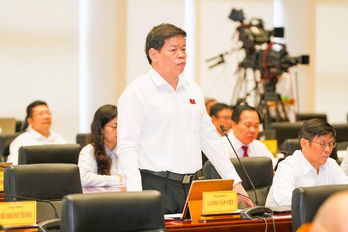 Giám đốc Sở Giáo dục và Đào tạo Hải Phòng, Lương Văn Việt trả lời về phương án sắp xếp các cơ sở giao dục công lập trên địa bàn, tại phiên thảo luận hội trường Kỳ họp thứ 3 HĐND thành phố Hải Phòng khóa XVII. Ảnh: Cổng TTĐT TP