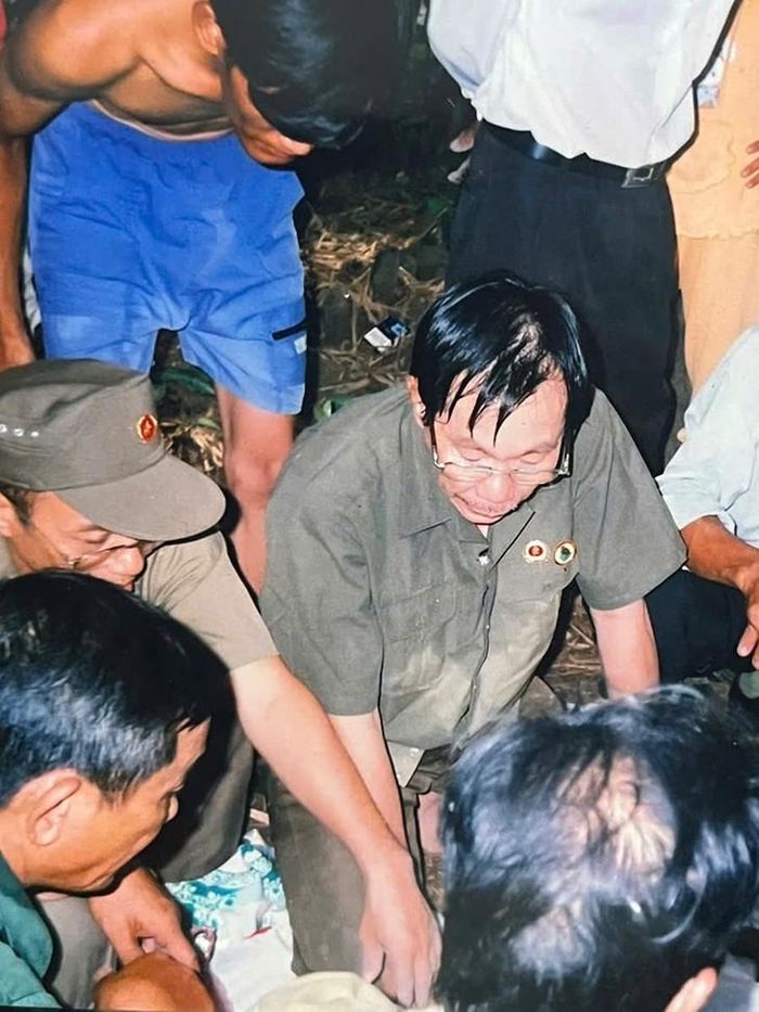 Quy tập hài cốt đồng đội tại xã Phú Hòa Đông huyện Củ Chi hồi tháng 6/1990. Ảnh: Hà Phương