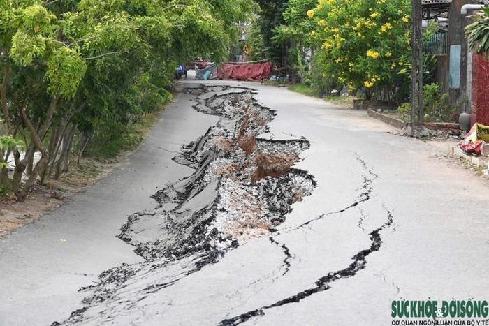 Trước đó, khoảng 10h ngày 27/7, đoạn đường liên xã qua thôn Thạch Tân, xã Lệ Thủy bất ngờ xuất hiện vết nứt rồi dần bị sụt lún theo phương thẳng đứng. Khu vực sụt lún kéo dài khoảng 50m, mức độ sụt lún tăng dần từ 0,5m đến nay đã hơn 2m.