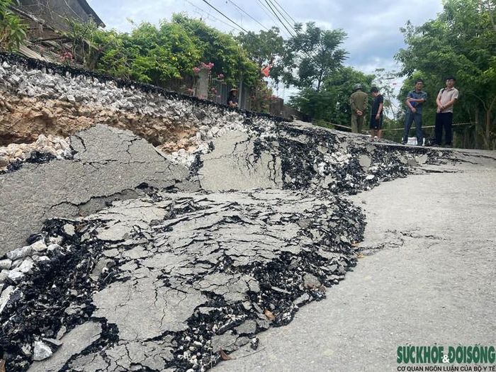 Lực lượng chức năng đang kiểm tra hiện trường, tìm hiểu nguyên nhân vụ sụt lún và đánh giá mức độ ảnh hưởng để có phương án xử lý.