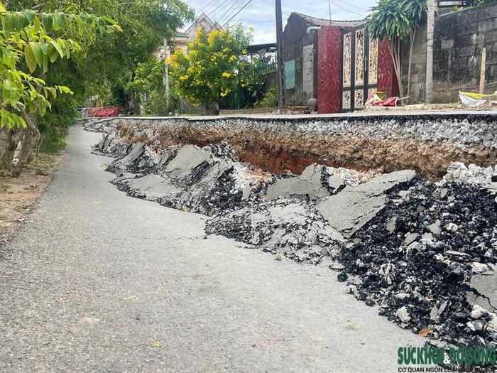 "Đường bị lún ngay trước nhà, nếu lún tiếp sẽ gây hại đến nhà ở. Mùa mưa lũ tới sẽ bị xói lở rồi ăn sâu vào nhà. Mong chính quyền và cơ quan chức năng sớm làm rõ nguyên nhân và có phương án xử lý, đảm bảo an toàn cho người dân", bà Trần Thị Huệ (SN 1968) chia sẻ.