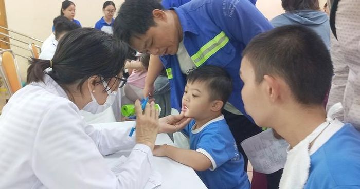 Bác sĩ khám Răng Hàm Mặt cho các em. Ảnh: Mimosa.