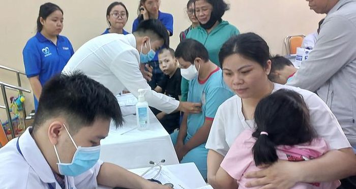 Để khám sức khỏe 1 lượt trẻ đặc biệt, cần nhiều thời gian và nhiều người hỗ trợ, đính kèm sự kiên nhẫn, tình yêu thương. Ảnh: Mimosa.