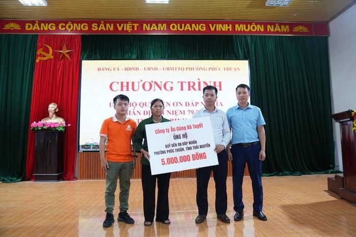 Đại diện Công ty Ăn cùng Bà Tuyết trao 5 triệu đồng ủng hộ Quỹ Đền ơn đáp nghĩa phường Phúc Thuận, tỉnh Thái Nguyên.