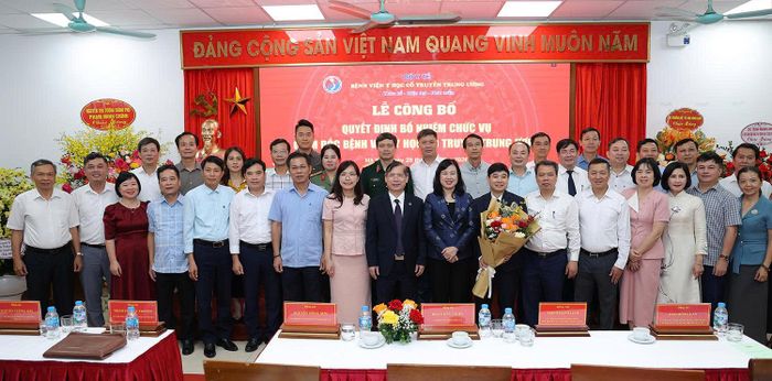 Bộ trưởng Bộ Y tế Đào Hồng Lan cùng các đại biểu chúc mừng tân giám đốc Bệnh viện Y học cổ truyền TW. Ảnh: Trần Minh