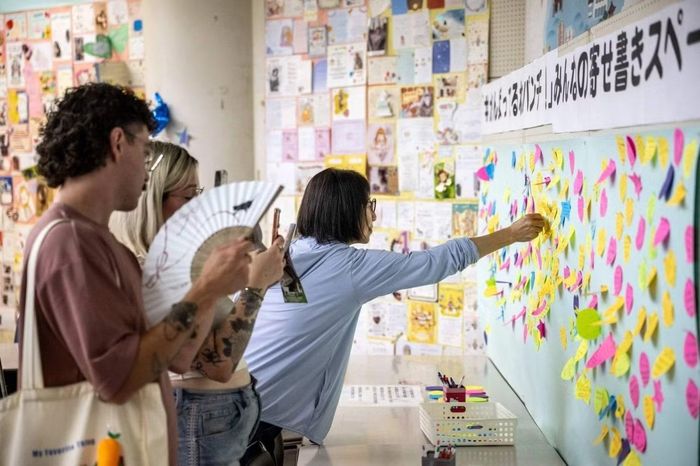 Du khách gửi thiệp mừng, để lại lời chúc cho Punch. Ảnh: AP News, The Japan Times