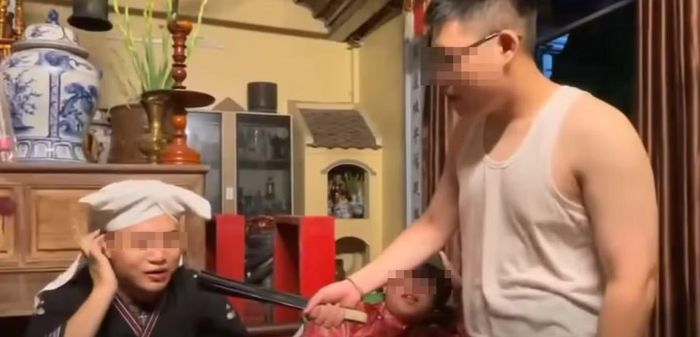 Dù đoạn video đã bị gỡ sau làn sóng chỉ trích, những hình ảnh cắt từ clip cùng các tranh luận liên quan vẫn tiếp tục lan truyền trên mạng xã hội. (Ảnh chụp màn hình)