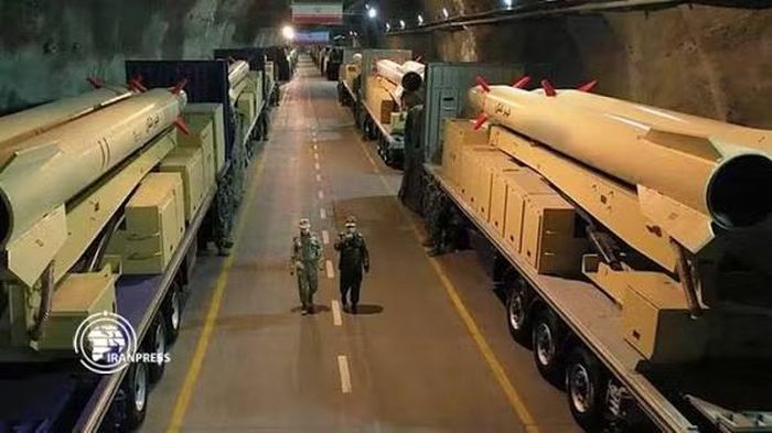Khi chiến tranh với Mỹ bùng nổ, Iran đã dùng một tên lửa đạn đạo tầm trung Khorramshahr-4 để tấn công căn cứ quân sự Mỹ tại Ấn Độ Dương, nhưng quả đạn không thể tới mục tiêu.