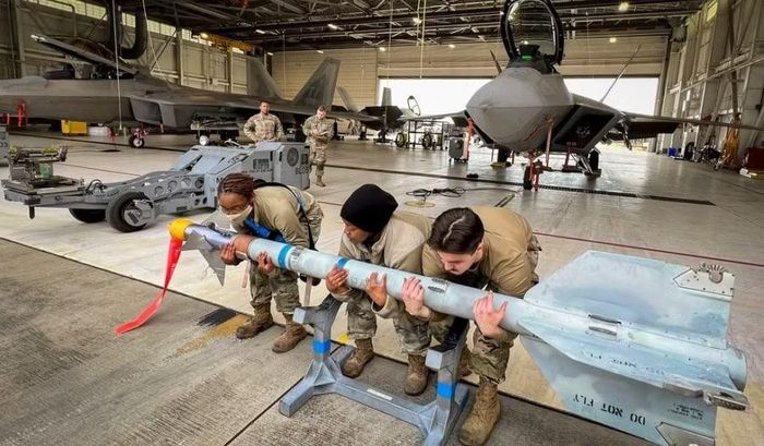Digi24 cho biết một phương án khác là sử dụng trực thăng trang bị súng máy để bắn hạ UAV thay vì dùng tên lửa AIM-9X đắt tiền. Tuy nhiên, quân đội Romania hiện chưa áp dụng giải pháp này.