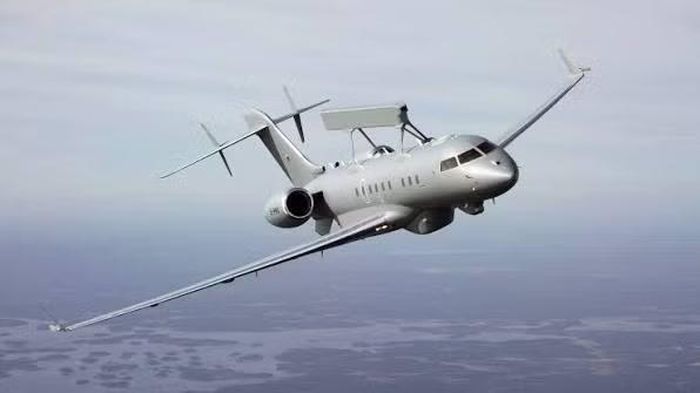 Máy bay được trang bị radar Erieye ER băng tần S với ăng ten mảng pha chủ động (AESA). Radar này được chế tạo bằng nền tảng phần tử hiện đại dựa trên gallium nitride (GaN), mang lại hiệu suất cao hơn và khả năng chống lại các phương tiện tác chiến điện tử.