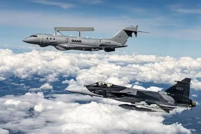 GlobalEye là máy bay phát hiện và kiểm soát bằng radar tầm xa (LRDC) được phát triển bởi công ty Saab của Thụy Điển dựa trên khung thân phi cơ phản lực thương mại Bombardier Global 6000/6500.