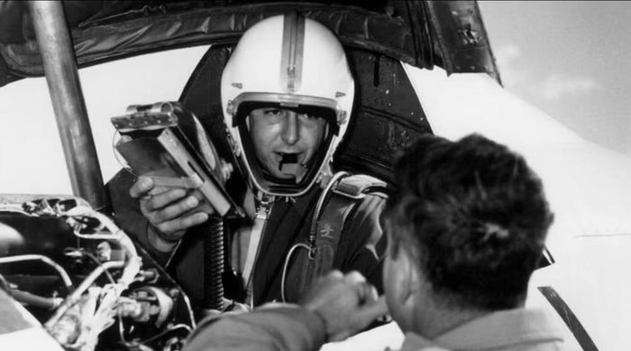 Ngày 20/11/1953, điều khiển chiếc Douglas D-558-II Skyrocket, Crossfield đạt Mach 2, tương đương hơn 2.000 km/h, trở thành người đầu tiên bay nhanh gấp đôi tốc độ âm thanh. Thành tích này mở ra cả một lĩnh vực nghiên cứu mới về khí động học siêu thanh. (A. Scott Crossfield trong buồng lái chiếc Douglas D-558-II Skyrocket ngay sau chuyến bay lịch sử vượt Mach 2. Chuyến bay mở ra giai đoạn nghiên cứu mới về khí động học siêu thanh. Nguồn ảnh: NASA)