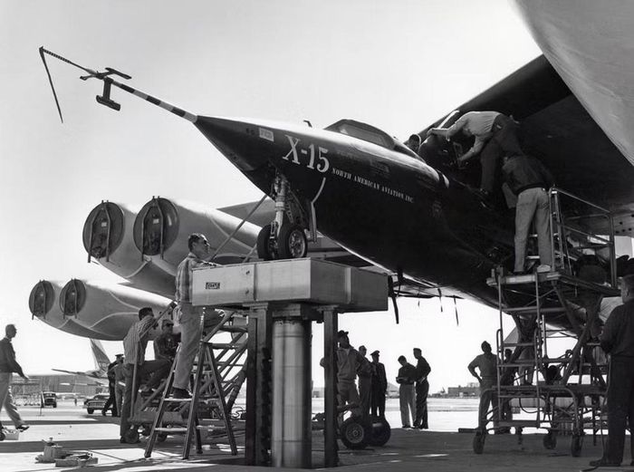 Điểm chung giữa Chuck Yeager, Scott Crossfield, Joe Walker và rất nhiều phi công thử nghiệm khác là họ không bay để lập kỷ lục cá nhân. Họ bay để trả lời những câu hỏi mà chưa ai có lời giải: một thiết kế mới có an toàn hay không, giới hạn thực sự của con người và máy bay nằm ở đâu, điều gì sẽ xảy ra nếu tiếp tục tăng tốc thêm một chút nữa. (Ảnh NASA: Trung tâm Nghiên cứu bay NASA Flight Research Center)