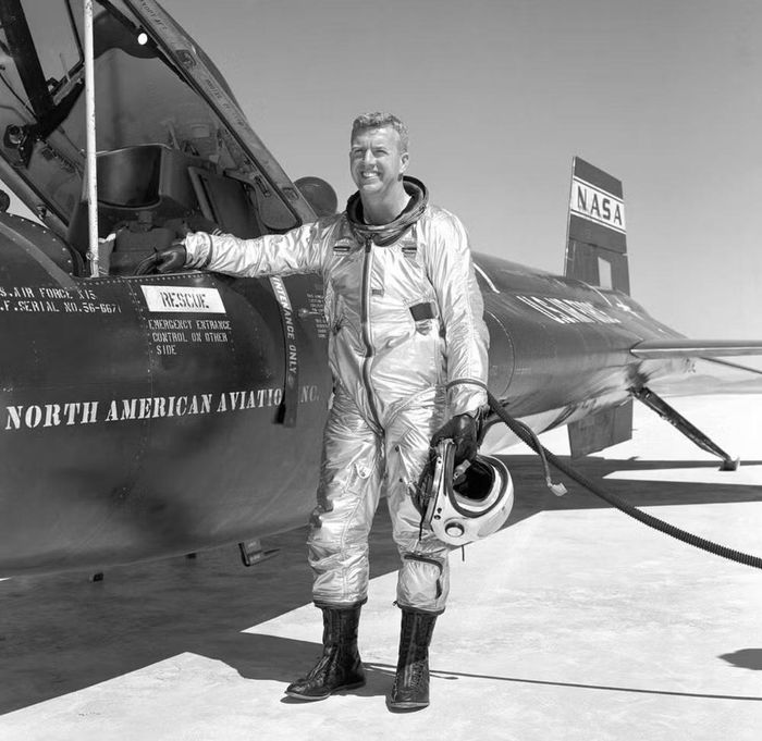Cụ thể ngày 17/1/1963, Joseph A. “Joe” Walker, phi công thử nghiệm của NASA lái chiếc X-15 lên độ cao 271.000 ft (82,6 km), trở thành phi công thử nghiệm dân sự đầu tiên vượt mốc 50 dặm (80,5 km) – ngưỡng được Không quân Mỹ công nhận là không gian.