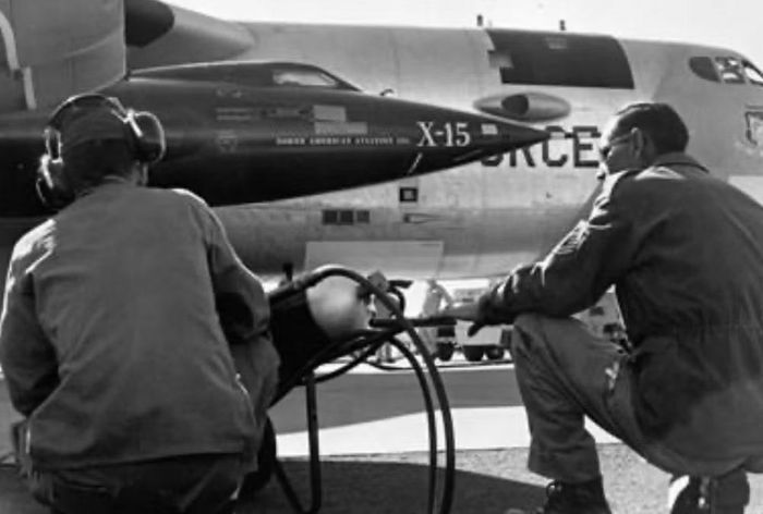Bởi vậy, sau Chuck Yeager, nước Mỹ tiếp tục xây dựng một đội ngũ phi công thử nghiệm tinh nhuệ chưa từng có, hoạt động tại căn cứ Edwards giữa sa mạc Mojave – nơi được mệnh danh là “thủ đô của những chiếc X-plane”. (Ảnh: Lực lượng hỗ trợ bay thử nghiệm tại căn cứ Edwards, Mỹ tháng 1/1954).