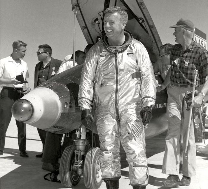 Joe Walker trong bộ đồ áp suất tại Trạm bay tốc độ cao của NASA ở Edwards, California (1958). Loại trang phục này bảo vệ phi công khi khoang lái mất áp ở độ cao lớn và là tiền thân của các bộ đồ sử dụng trong chương trình X-15. Thế nhưng nghề phi công thử nghiệm chưa bao giờ có chỗ cho sự an toàn tuyệt đối. Năm 1966, Joe Walker thiệt mạng trong một vụ va chạm trên không khi tham gia chuyến bay chụp ảnh cùng nguyên mẫu oanh tạc cơ XB-70 Valkyrie – tai nạn khiến cả ngành hàng không Mỹ bàng hoàng.(Ảnh: NASA)