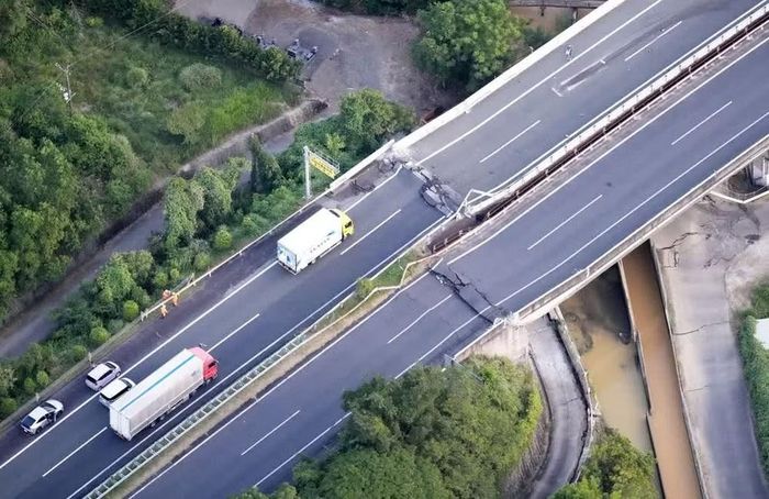 Một tuyến đường bị hư hại do động đất. Ảnh: Kyodo News/Reuters