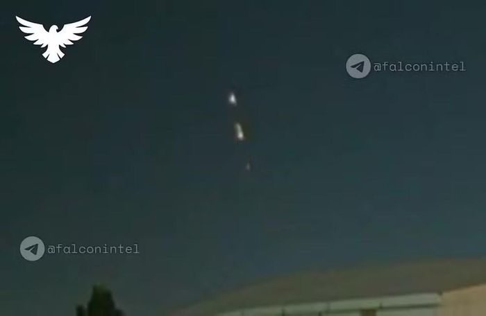 Video từ camera an ninh tại Jordan cho thấy nhiều khẩu đội tên lửa phòng không Patriot liên tiếp khai hỏa trong đêm để đánh chặn các mục tiêu bay. Những vệt sáng dày đặc trên bầu trời cho thấy cường độ đánh chặn rất lớn.