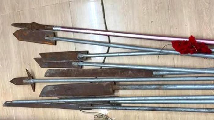 Hung khí do nhóm thanh, thiếu niên tự chế mang theo dùng để gây rối trật tự công cộng.