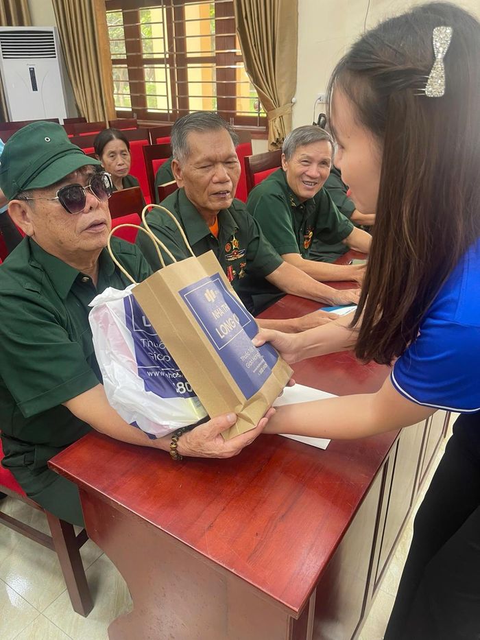 Mỗi phần quà được trao còn gửi gắm sự biết ơn của thế hệ hôm nay đối với những người có công với cách mạng. Ảnh: H.Khánh.