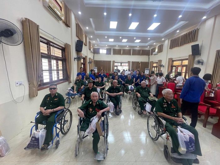 Đội ngũ y tế Long Châu tiếp nối sứ mệnh chăm sóc sức khỏe người dân, đồng thời lan tỏa những giá trị nhân văn bằng những hành động thiết thực. Ảnh: H.Khánh.