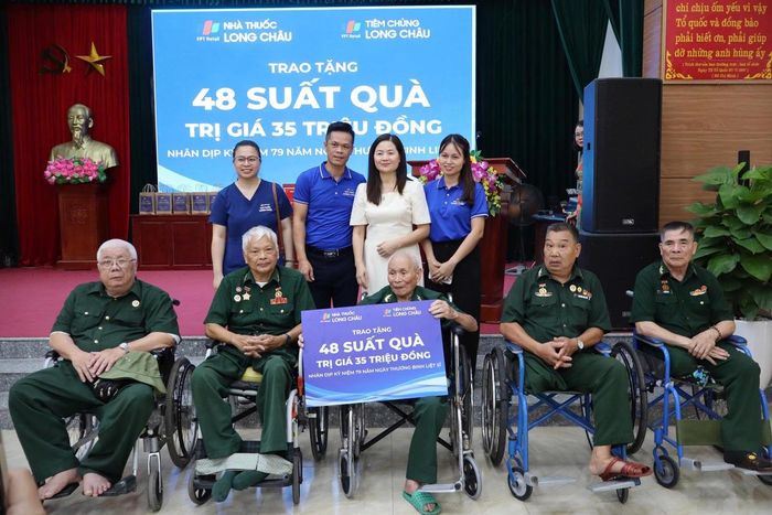 Đại diện Hệ thống Nhà thuốc và Tiêm chủng Long Châu trao tặng các suất quà ý nghĩa đến các thương binh, bệnh binh tại trung tâm. Ảnh: H.Khánh.