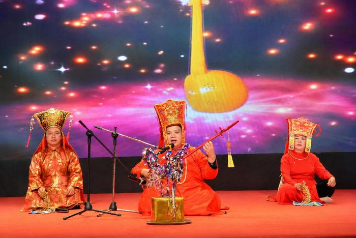Nghệ nhân ưu tú Nguyễn Văn Thọ (ngồi giữa) cùng các nghệ sĩ trình diễn trích đoạn then cổ "pảo phúc" (chúc phúc) trong hoạt động bảo tồn, gìn giữ, phát huy giá trị văn hóa truyền thống các dân tộc tỉnh Lạng Sơn.