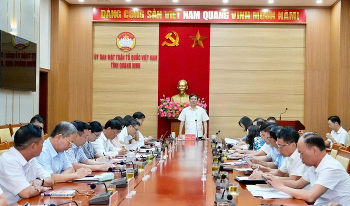 Phó Bí thư Tỉnh ủy, Chủ tịch Ủy ban MTTQ Việt Nam tỉnh Quảng Ninh Vũ Quyết Tiến phát biểu chỉ đạo hội nghị. Ảnh: QMG
