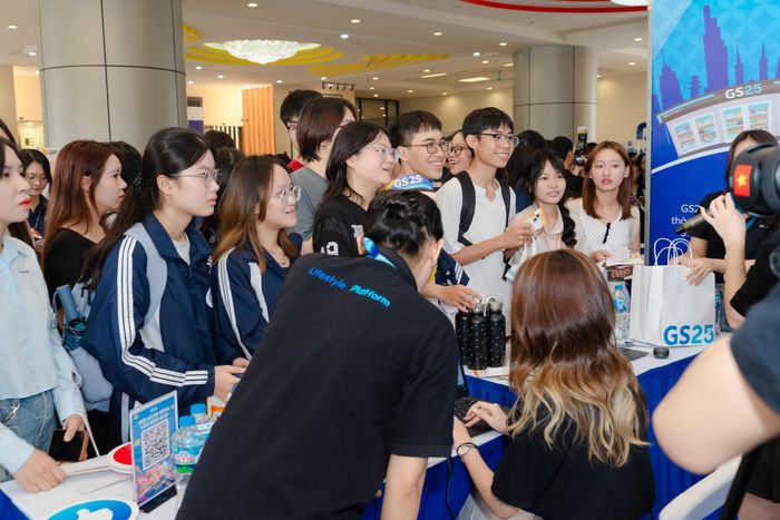 Sinh viên tìm hiểu thông tin doanh nghiệp tại NEU Internship Day 2025. Ảnh: BTC.