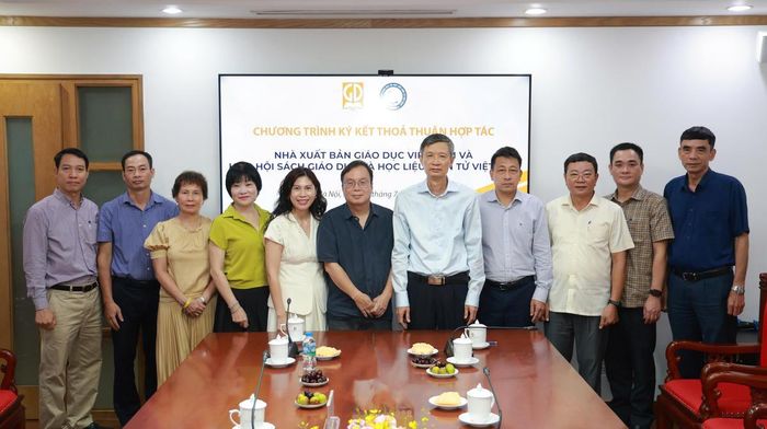 Hai bên cũng sẽ cùng nghiên cứu xây dựng bộ tiêu chí đánh giá, quy trình rà soát và hệ thống tiêu chuẩn chất lượng đối với sách điện tử, học liệu số, thay vì chỉ thẩm định từng sản phẩm riêng lẻ.