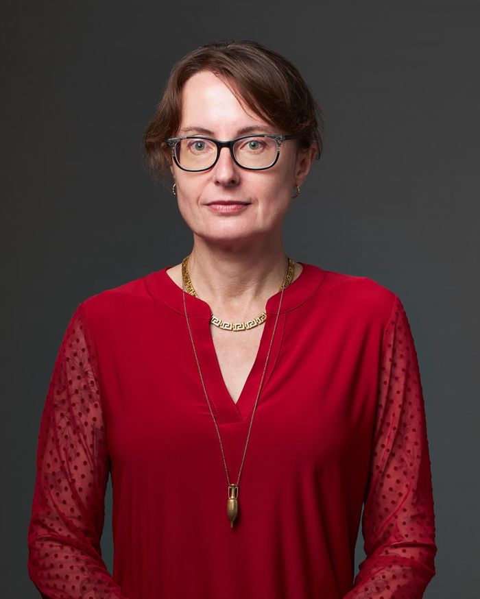  Emily Wilson hiện là trưởng khoa Nghiên cứu Cổ điển tại Đại học Pennsylvania (Mỹ). Ảnh: Elijah Ellis. 