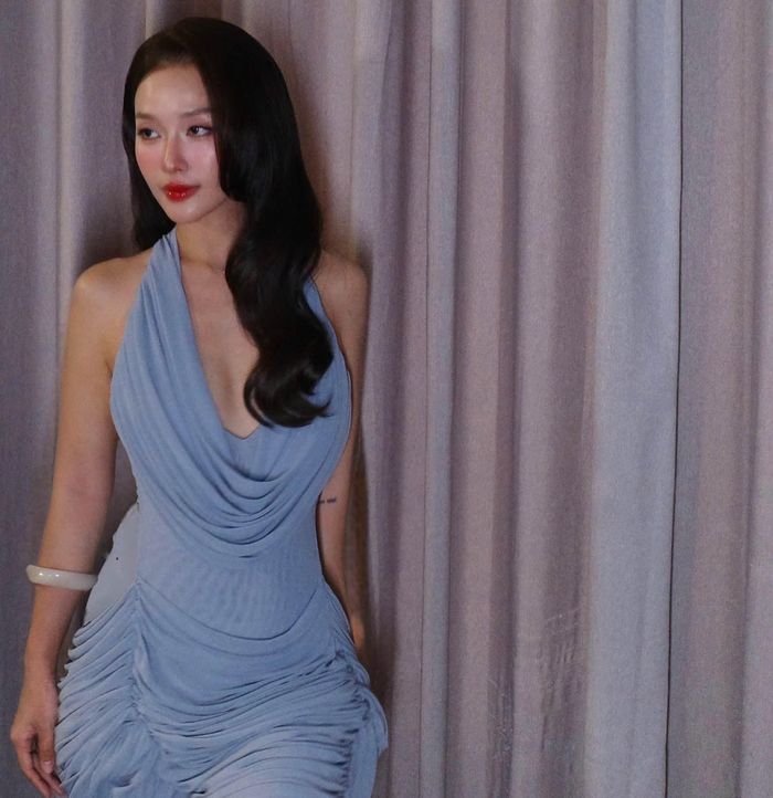 Thời gian qua, Khả Ngân duy trì hoạt động ở nhiều lĩnh vực nhưng chưa có dự án diễn xuất để lại ấn tượng. Điểm đáng chú ý nhất là bộ phim hợp tác Việt Nam - Ấn Độ Vạn dặm yêu em, trong đó cô đảm nhận vai nữ chính và sử dụng tiếng Anh trong nhiều cảnh quay. Song tác phẩm không đạt kết quả khả quan khi phát hành tại Việt Nam và rời rạp sau thời gian ngắn.