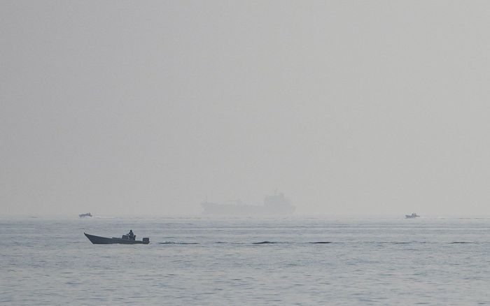  Các tàu thuyền tại eo biển Hormuz, nhìn từ Musandam, Oman, ngày 28/7. Ảnh: Reuters. 