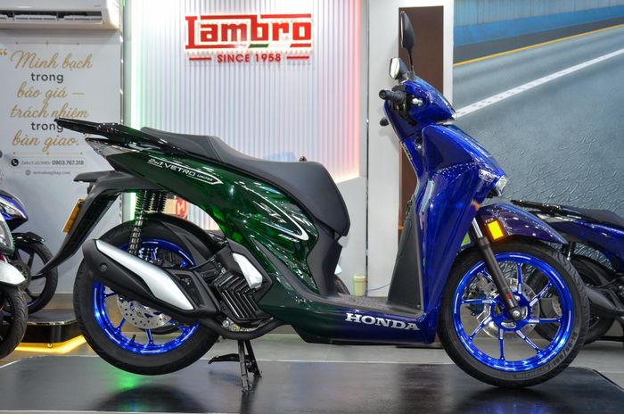  Với giá khởi điểm 235 triệu đồng, có thể tăng lên tùy vào số thứ tự từng xe, Honda SH150i Super Vetro 2-in-1 nghiêng về mục đích sưu tầm hơn, thay vì là lựa chọn xe tay ga dành cho số đông. 