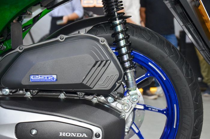  Phiên bản Super Vetro 2-in-1 của Honda SH150i nhập khẩu Italy vẫn được trang bị động cơ eSP+ 150 cc, làm mát bằng dung dịch, sản sinh công suất tối đa khoảng 16,6 mã lực, mô-men xoắn cực đại 14,8 Nm. 