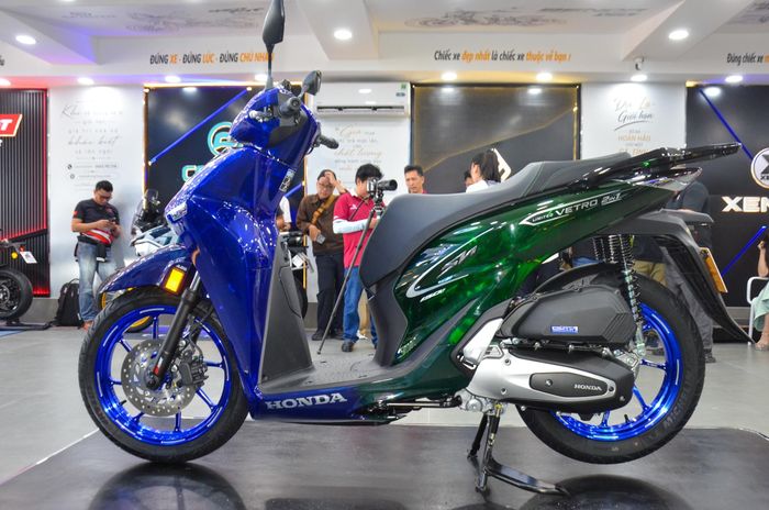  Các thông số kỹ thuật, trang bị trên phiên bản này của Honda SH150i nhập khẩu Italy vẫn giữ nguyên, không có sự thay đổi so với Honda SH150i Vetro Blue từng ra mắt trước đó. Khác biệt lớn nhất nằm ở dàn áo trong suốt, nay có sự phối hợp giữa màu xanh Green với xanh Blue Sapphire ở mỗi nửa thân xe. 