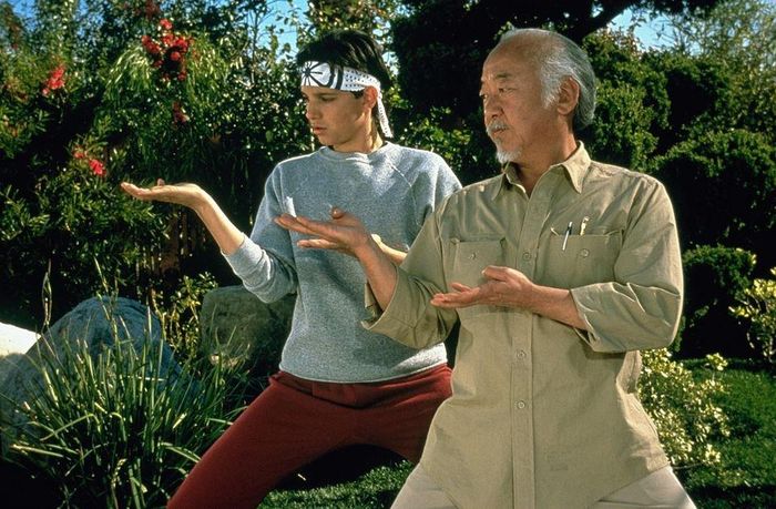 Bộ phim The Karate Kid mang đến nhiều điều đáng suy ngẫm cho những người đang ở cương vị lãnh đạo hoặc gánh vác trọng trách lớn. Ảnh minh họa: Một cảnh trong phim The Karate Kid (1984).