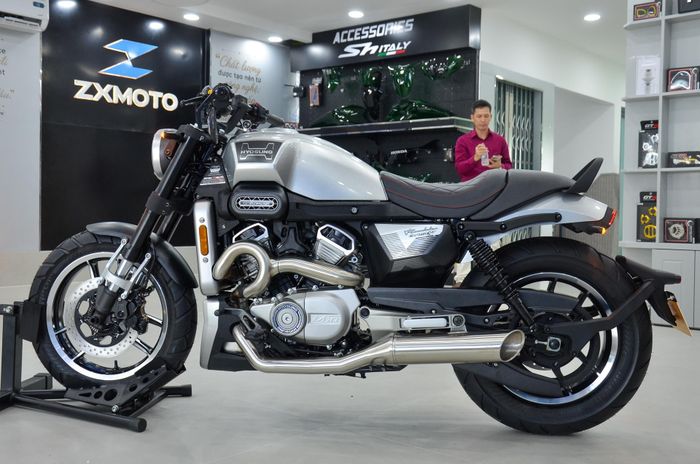  Hyosung GV350X sở hữu các thông số dài x rộng x cao lần lượt 2.130 x 790 x 1.080 mm, chiều dài cơ sở 1.460 mm. Khoảng sáng gầm xe ở mức 125 mm, khối lượng không tải đạt 180 kg. 
