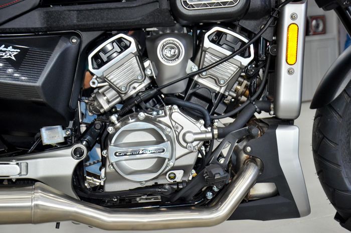  "Trái tim" của Hyosung GV350X là khối động cơ V-Twin dung tích 339 cc, làm mát bằng chất lỏng, 4 thì và sử dụng hệ thống phun nhiên liệu điện tử. Động cơ cung cấp công suất tối đa khoảng 31,5 mã lực tại 8.500 vòng/phút, mô-men xoắn cực đại 30 Nm tại 6.500 vòng/phút. 