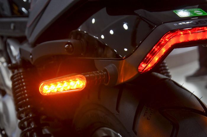  Phía đuôi xe có dải đèn hậu LED cùng với xi-nhan thiết kế khá liền mạch. 