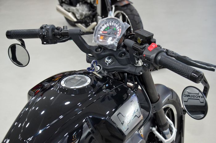  Ghi đông trên Hyosung GV350X thiên về phong cách thể thao, mang lại tư thế điều khiển hơi ngả về trước. 