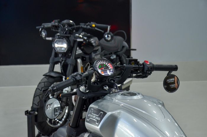  Hyosung GV350X được phân phối tại Việt Nam với giá 135 triệu đồng, với 3 tùy chọn màu sắc gồm Xám, Đen và Xanh. Đối thủ của mẫu xe này gồm vài cái tên như Honda CB350 H'ness (gần 130 triệu đồng), Triump Scrambler 400 X (190 triệu đồng) hay Kawasaki Meguro S1 (từ 137 triệu đồng). 