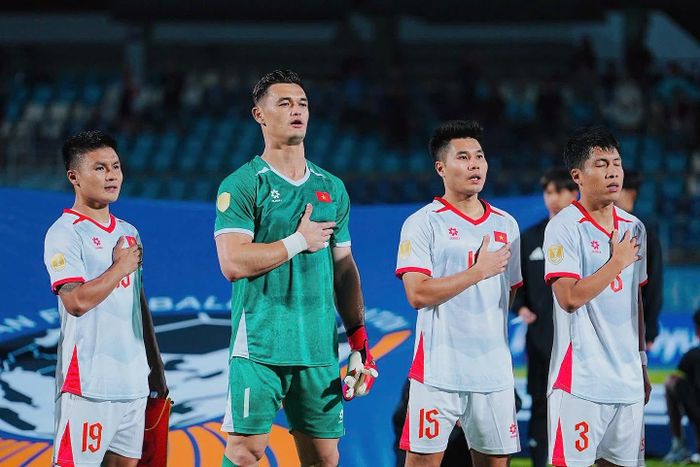  Lê Giang Patrik (số 1) hát quốc ca cùng các đồng đội trước trận tuyển Việt Nam thắng 7-0 Timor-Leste thuộc lượt một bảng A ASEAN Cup 2026, diễn ra tối 24/7 trên sân Chonburi, Thái Lan. Ảnh: FBNV. 
