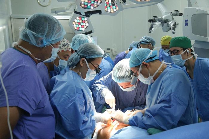  Ê-kíp bác sĩ phẫu thuật cho bệnh nhân. Ảnh: BVCC. 