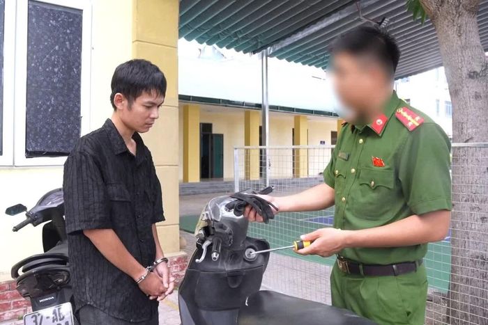  Đối tượng Hùng cùng tang vật vụ án. 
