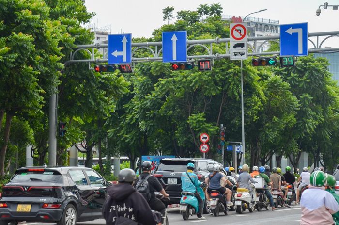  Xe không còn được rẽ trái liên tục ở làn ngoài cùng sát dải phân cách giữa. Ảnh: Phúc Hậu. 