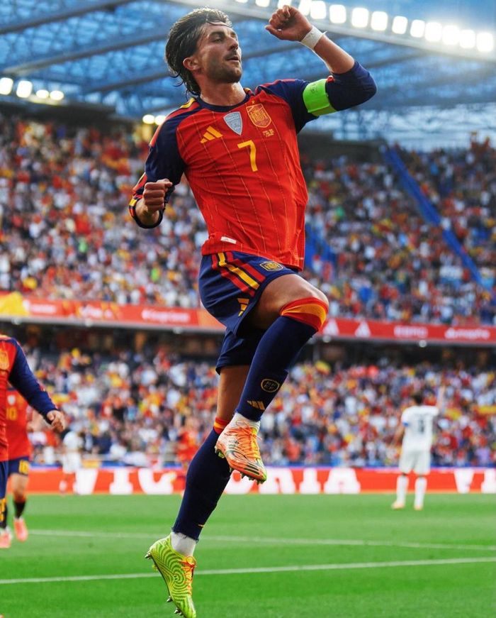  Ferran Torres là ngôi sao tỏa sáng khi ghi bàn thắng duy nhất trong trận chung kết giữa Tây Ban Nha và Argentina. Trước World Cup 2026, Torres gây sốt khi hứa rằng nếu lên ngôi vô địch World Cup 2026, anh sẽ cạo mái tóc dài lãng tử để ăn mừng. Nhưng tại buổi lễ vinh danh nhà vô địch của hoàng gia Tây Ban Nha tại cung điện Zarzuela, khi Công chúa Leonor hỏi liệu anh có định cạo trọc đầu không, cầu thủ đang khoác áo Barcelona liền đáp "Không, không". Khoảnh khắc hài hước nhanh chóng viral, nhiều fan đã để lại bình luận trêu chọc anh chàng. Ảnh: Ferran Torres/Instagram. 