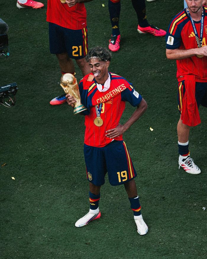 Lamine Yamal khiến truyền thông dậy sóng khi vô địch World Cup ở tuổi 19. Anh cùng Haaland được Transfermarkt định giá 220 triệu euro, qua đó tiếp tục giữ vững vị thế là hai cầu thủ đắt giá nhất thế giới. Đây cũng là lần đầu tiên trong lịch sử có cầu thủ vượt ngưỡng 200 triệu euro trên chuyên trang định giá nổi tiếng này. Sau giải đấu, nhiều fan thích thú nhắc lại lời hứa của Yamal rằng anh sẽ nuôi râu nếu giành cúp vàng. 
