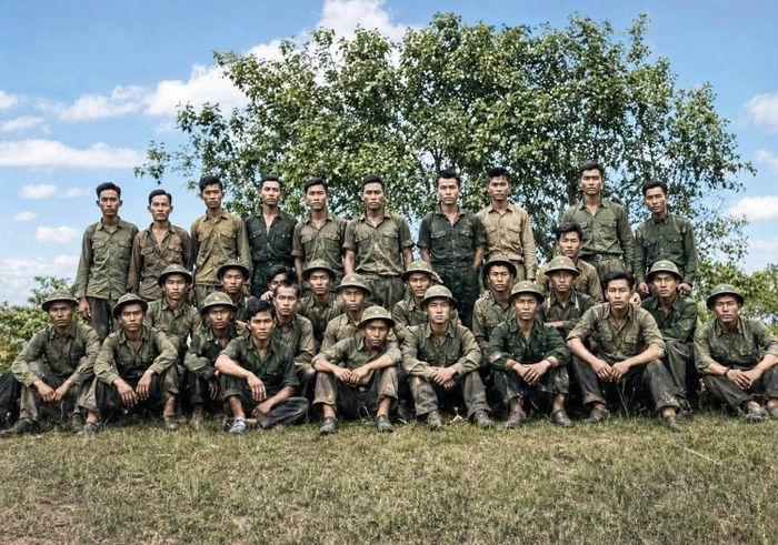  Bức ảnh tập thể bộ đội sau khi được phục chế màu. 
